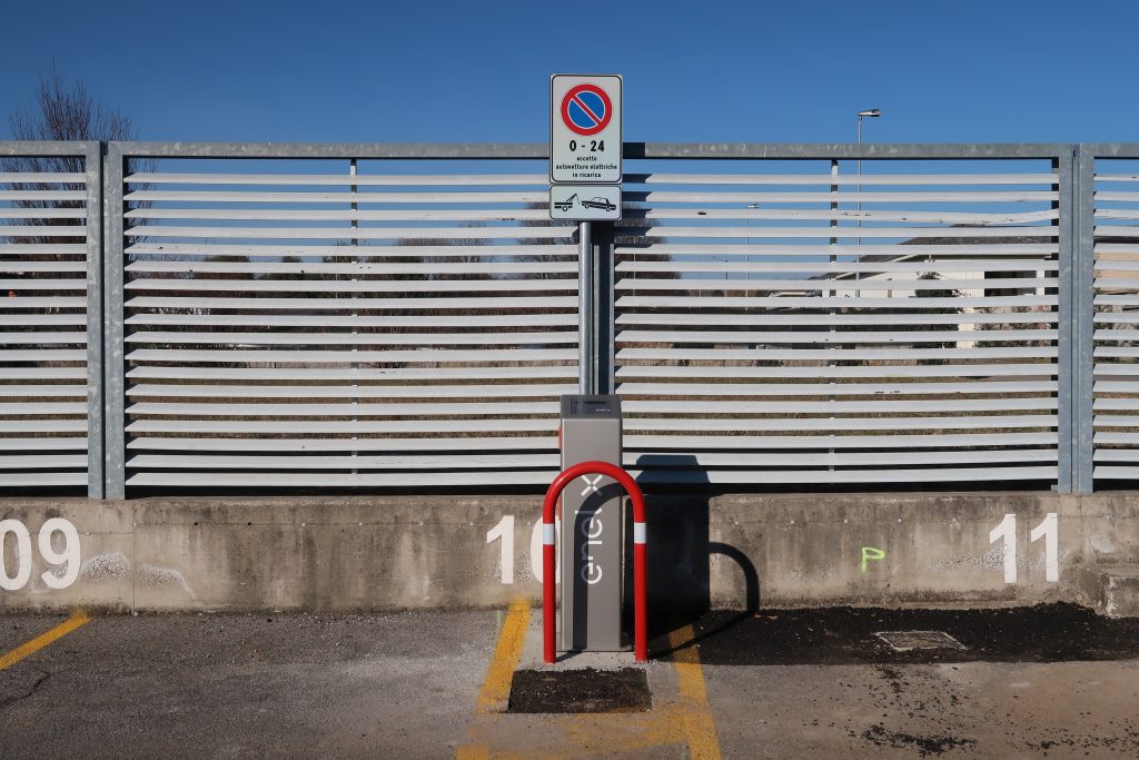 La colonnina di ricarica dei veicoli elettrici posizionata in piazza Giovanni Piatti
