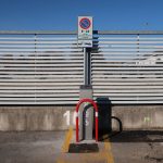 La colonnina di ricarica dei veicoli elettrici posizionata in piazza Giovanni Piatti