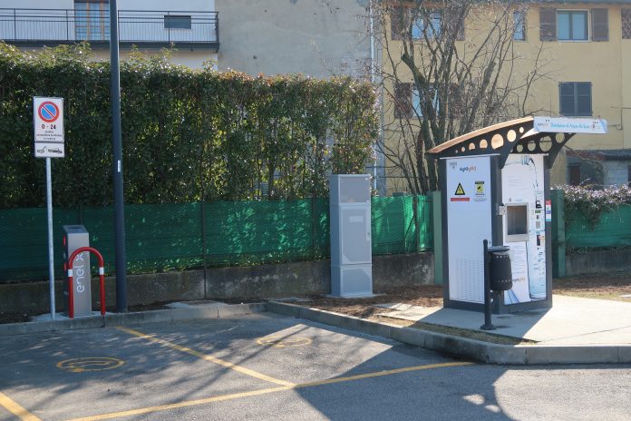 Colonnina di ricarica dei veicoli elettrici in via Monte Grappa Colonnina di ricarica dei veicoli elettrici in via Monte Grappa