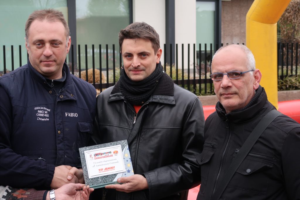 Consegna della targa ricordo per i 15 anni della manifestazione. Da sinistra a destra: Fabio Vendramin, Claudio Canobbio, Mario Raso.