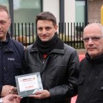 Consegna della targa ricordo per i 15 anni della manifestazione. Da sinistra a destra: Fabio Vendramin, Claudio Canobbio, Mario Raso.