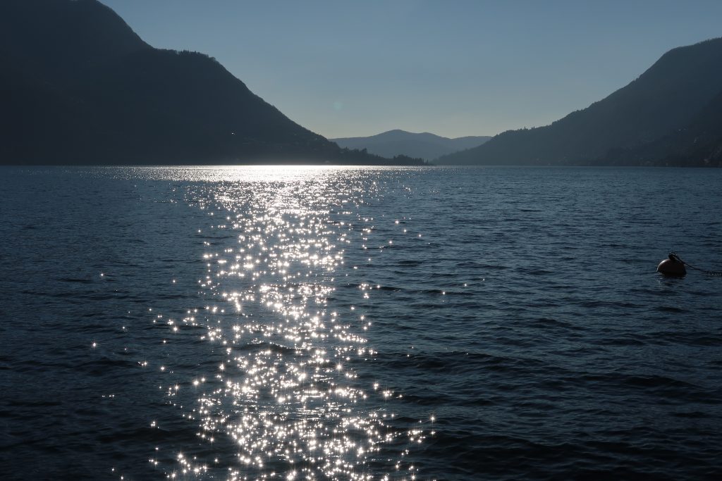 La vista dalla riva di Pognana Lario verso Moltrasio e Torno - foto © Giancarlo Nicoli