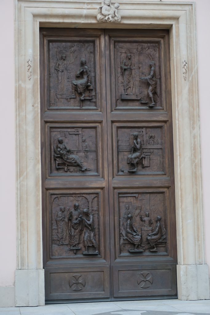 Il portale in bronzo della Chiesa di Santa Maria Nascente - - fotografia © Giancarlo Nicoli
