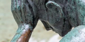 Venerdì 5 aprile, l’associazione A.Ma.Te presenta: “Pronto Soccorso: istruzioni per l’uso”. Statua di uomo che pensa. Fotografia © pixabay photosforyou