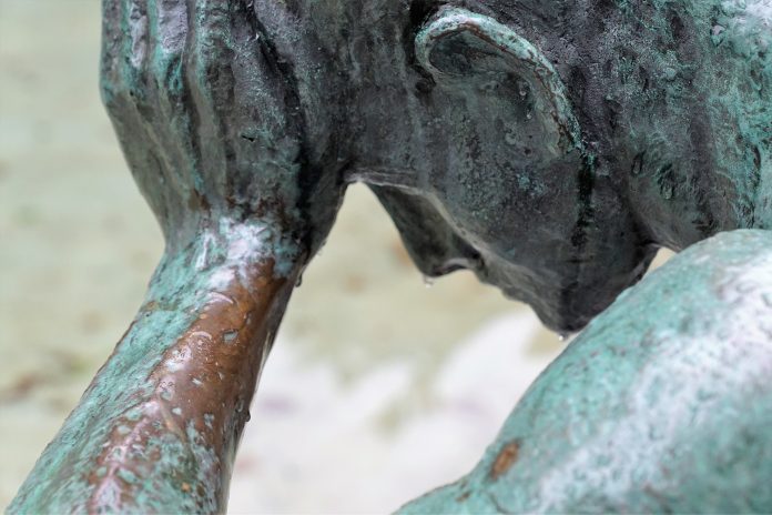 Statua di uomo che pensa. Fotografia © pixabay photosforyou