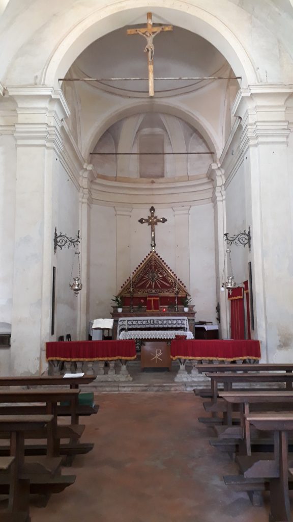 Chiesa di San Giovanni Battista, altare e abside.