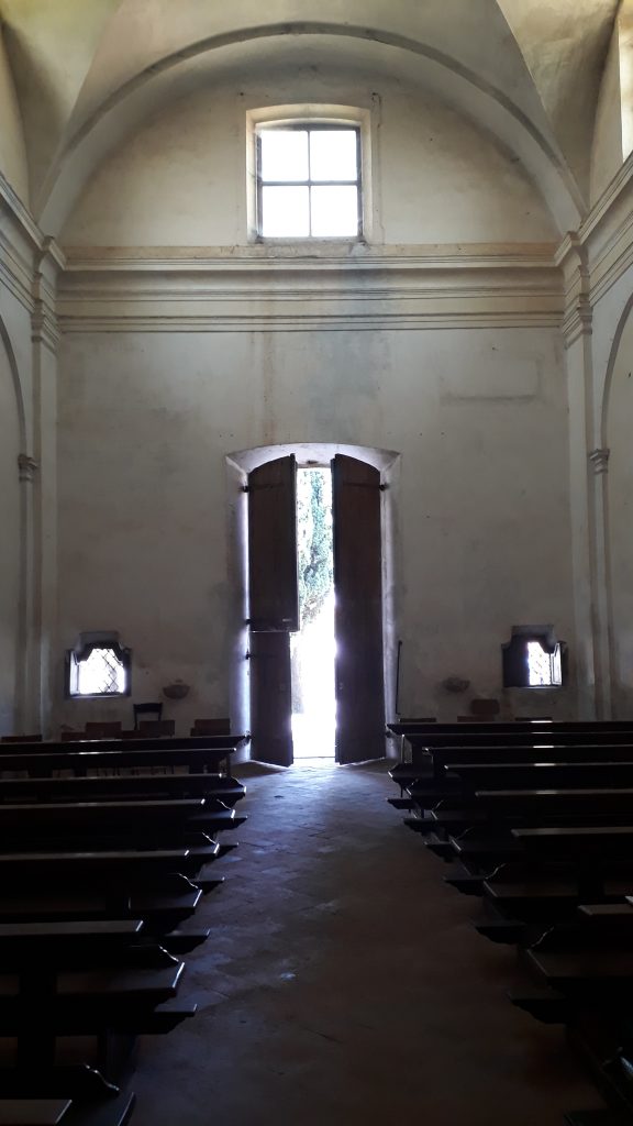 Chiesa di San Giovanni Battista vista dall'altare verso l'ingresso.