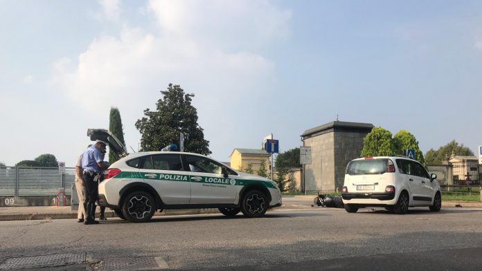 2019_07_23_incidente_scooter_contro_auto_fenegro_cimitero Fenegrò, incidente in via Como, scooter contro auto.