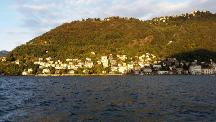 2019_11_12_Como_riva_Villa_Geno_20191112_160803 Como. Novembre 2019. Il lago, viale Geno e la collina di Brunate visti dal Tempio Voltiano. Foto © Silvio Riva