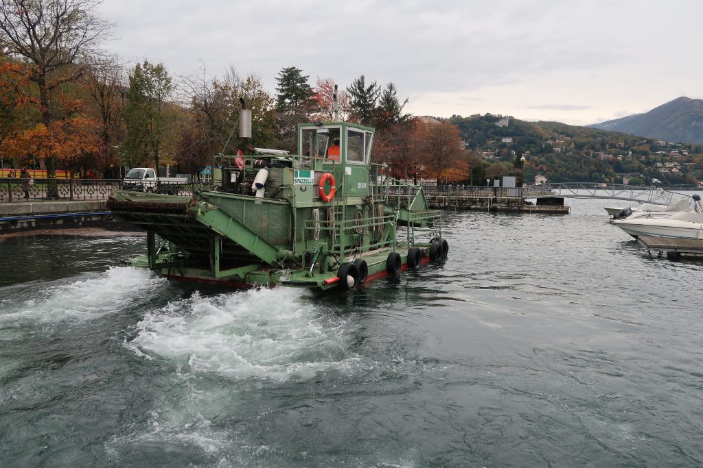 Como, 18 novembre 2019. Il battello spazzino in azione, nel porto della città. Foto © 2019 Silvio Riva.