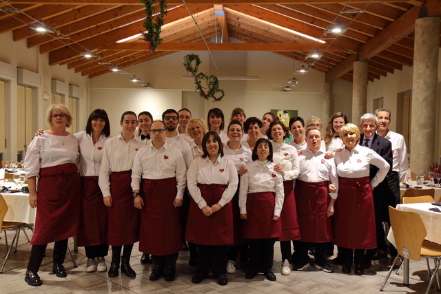 2019_11_19_cena_oasi_viviamo_2019_11 Fenegrò, sabato 16 novembre 2019. Cena al Centro Polifunzionale di Fenegrò. Gli staff di cucina e di sala al completo.