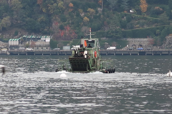 Como, martedì 26 novembre 2019. Battello spazzino al lavoro nel primo bacino, fronte Yacht Club. Fotografia © 2019 Silvio Riva.