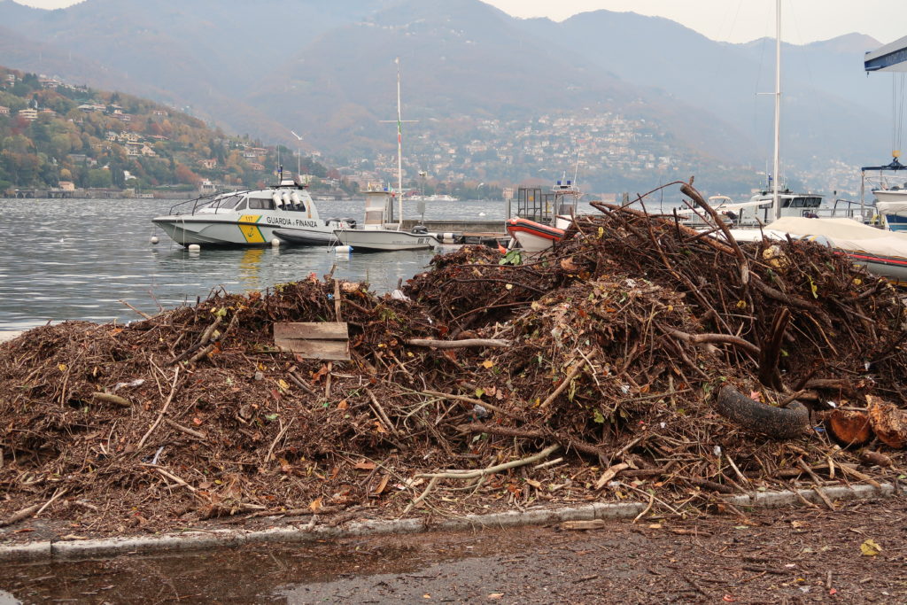 Como, martedì 26 novembre 2019. Detriti, raccolti dal battello spazzino, in attesa di essere asportati. Zona Aero Club / Yacht Club. Fotografia © 2019 Silvio Riva.