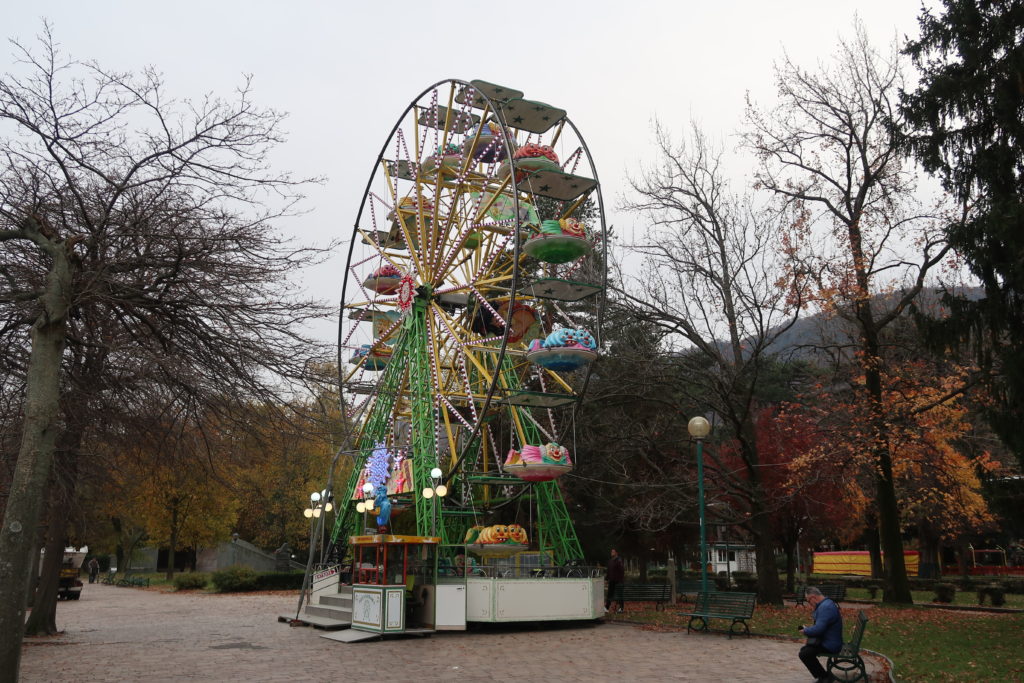 Como, martedì 26 novembre 2019. La ruota panoramica ai giardini a lago. Fotografia © 2019 Silvio Riva.
