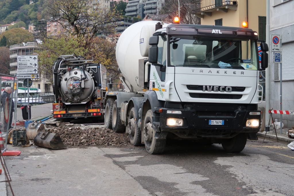 Como, martedì 26 novembre 2019. Lavori di ripristino della strada nella voragine che si è aperta in viale Geno. Fotografia © 2019 Silvio Riva.