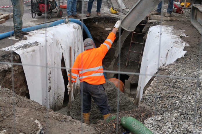 2019_11_26_IMG_2805 Como, martedì 26 novembre 2019. Lavori di ripristino nella voragine apertasi in viale Geno. Fotografia © 2019 Silvio Riva.