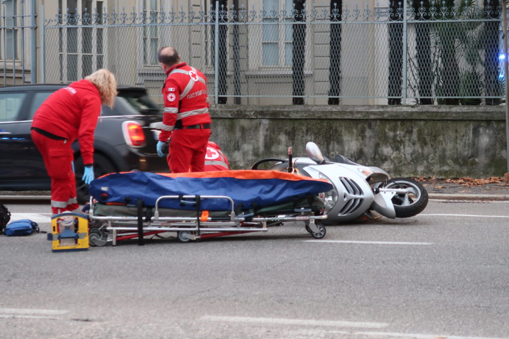 Como, martedì 26 novembre 2019. Incidente tra automobile e scooter nella zona tra via Cantoni e via Bellinzona. Fotografia © 2019 Silvio Riva.