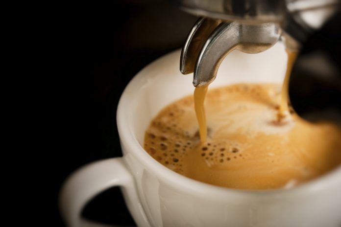 Immagine puramente decorativa di un caffè in preparazione.