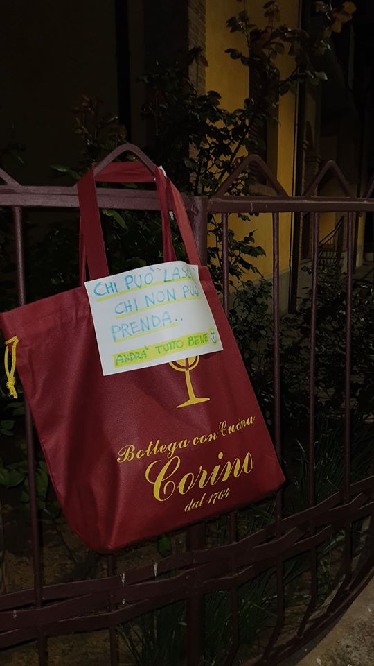 Cesta solidale di Fenegrò, in via XXV Aprile, all'angolo con via Dante.