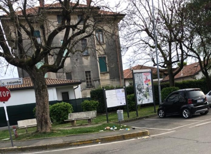 2020_04_17_cestino_svuotato_via_Colombo_x Cestino dei rifiuti di fronte al Municipio di Fenegrò.