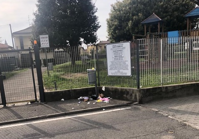 Cestino dei rifiuti, all'ingresso del parco pubblico di via XXV Aprile, svuotato dei rifiuti lasciati per terra.