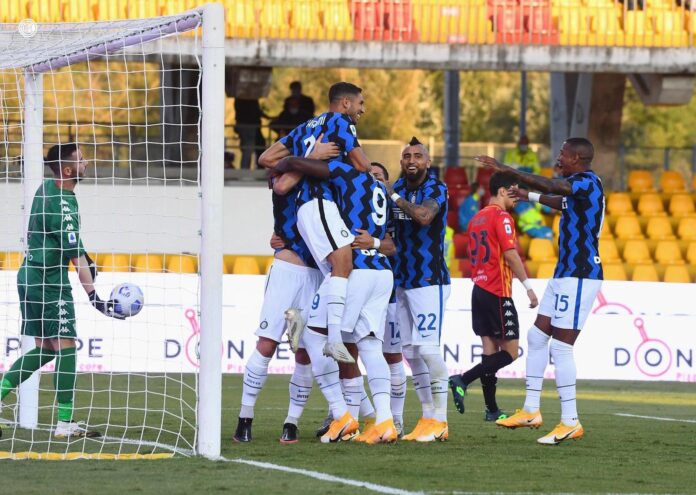 Benevento - Inter 2-5: i giocatori neroazzurri festeggiano.