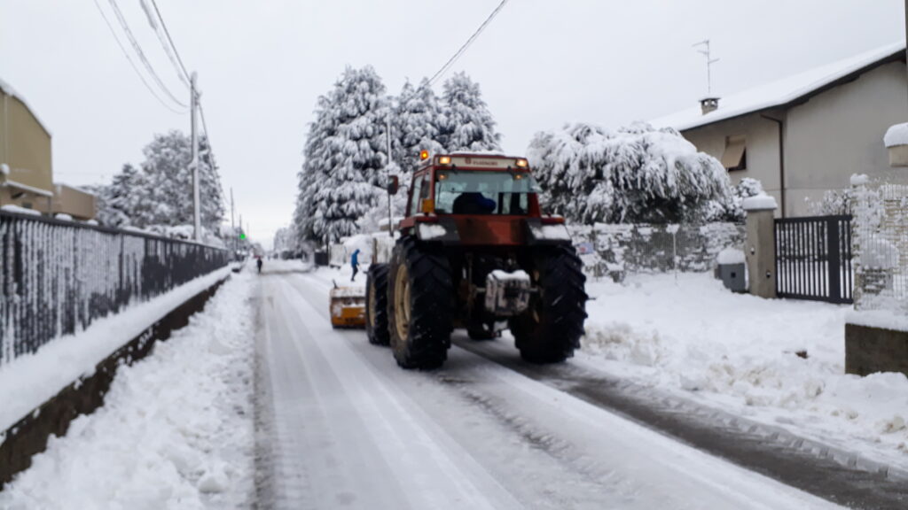 Fenegrò, via XXV Aprile, lama spazzaneve in funzione.