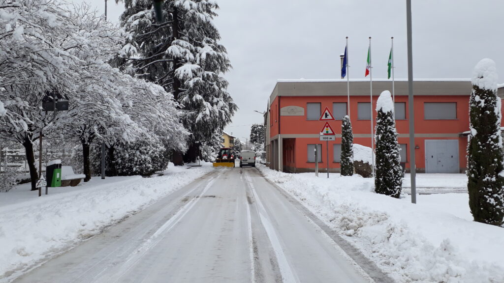 Fenegrò, via Como, lama spazzaneve in funzione.