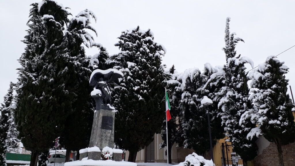 Fenegrò, il Monumento ai Caduti e San Giovanni.