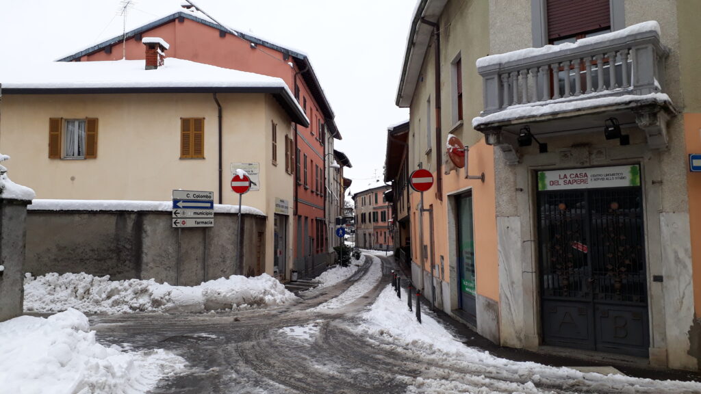 Fenegrò, via Roma.