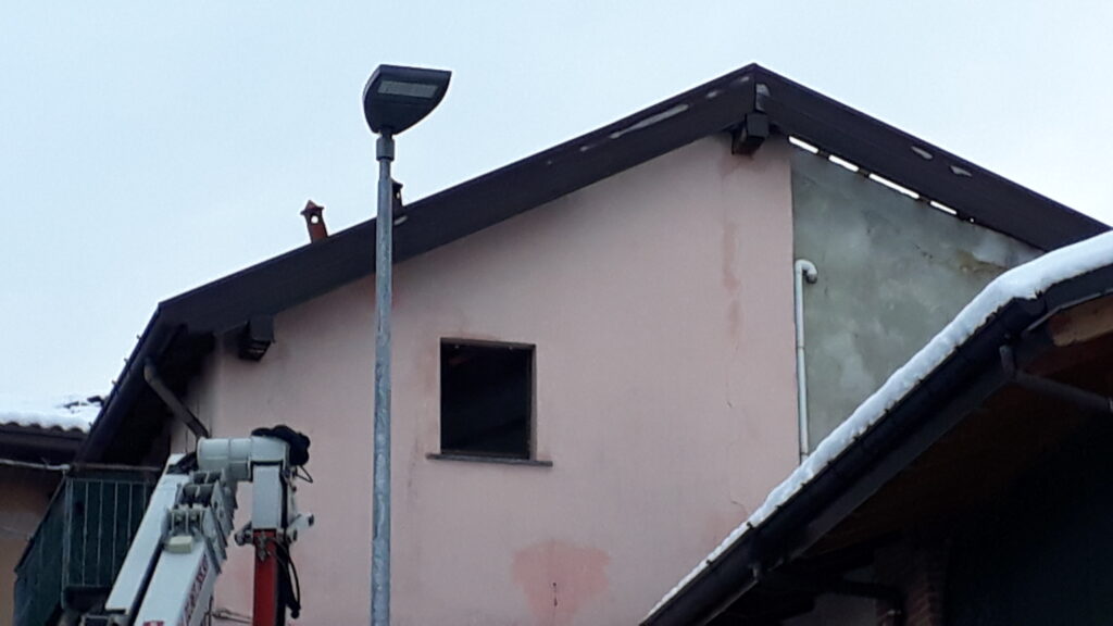Fenegrò, via Indipendenza. La mansarda in cui si è sviluppato l'incendio, vista da via Roma.