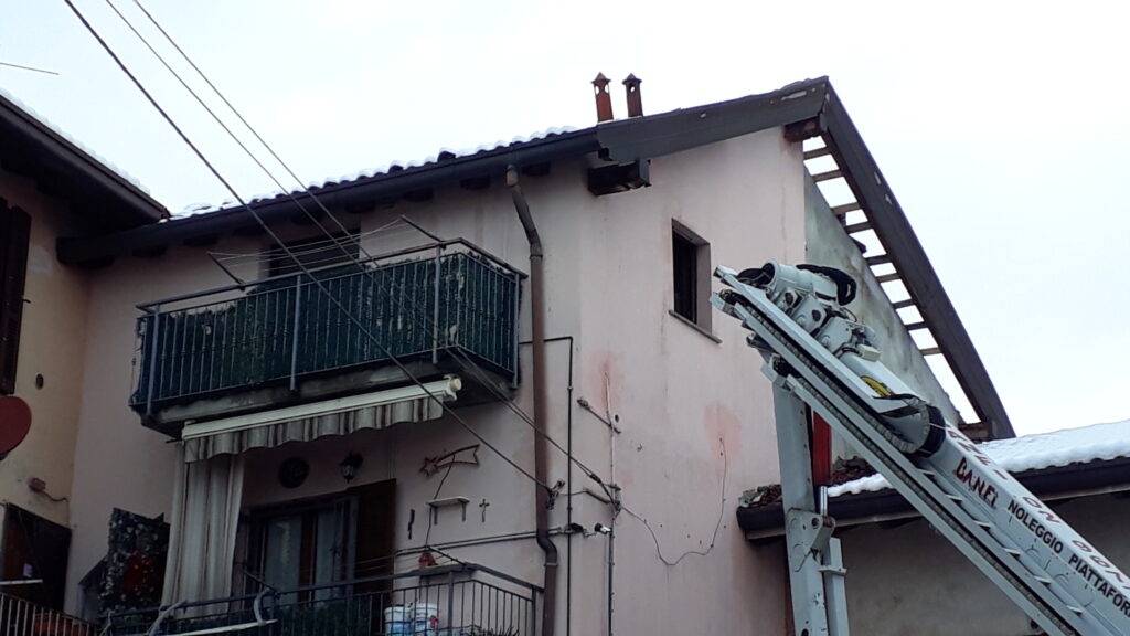 Fenegrò, via Indipendenza. La mansarda in cui si è sviluppato l'incendio. E' visibile una porzione di tetto scoperchiato.