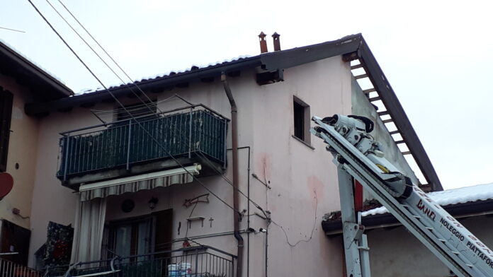 Fenegrò, via Indipendenza. La mansarda in cui si è sviluppato l'incendio. E' visibile una porzione di tetto scoperchiato.
