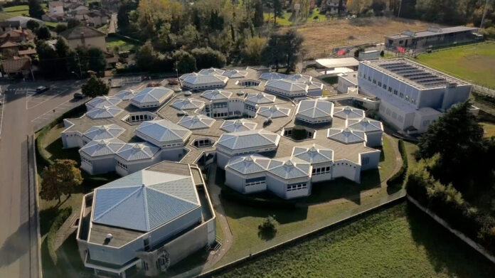Il plesso della Scuola Secondaria di Fenegrò (già Scuola Media) in una foto aerea. Tratta dal sito: www.comprensivofenegro.edu.it