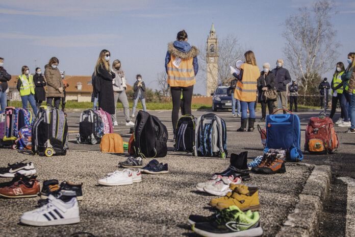 TORNIAMO_A_SCUOLA-7 "Torniamo a scuola"- la manifestazione di domenica 21 marzo 2021 nei pressi della Scuola Media di Fenegrò.