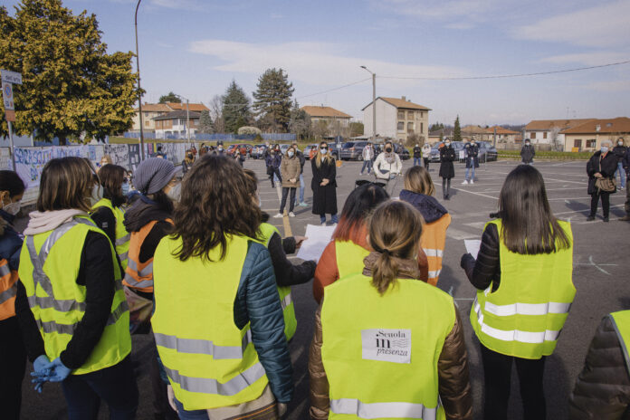 "Torniamo a scuola"- la manifestazione di domenica 21 marzo 2021 nei pressi della Scuola Media di Fenegrò.