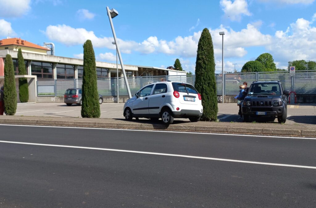 Automobile sbatte contro un palo in via Como a Fenegrò.