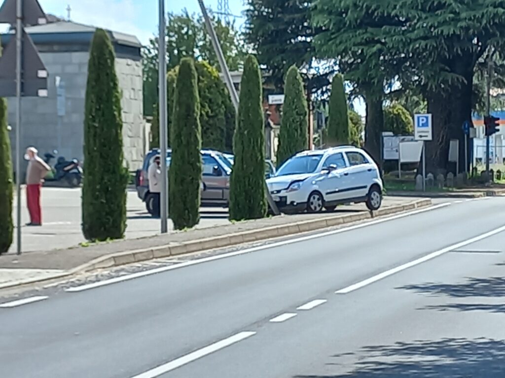 Automobile sbatte contro un palo in via Como a Fenegrò.