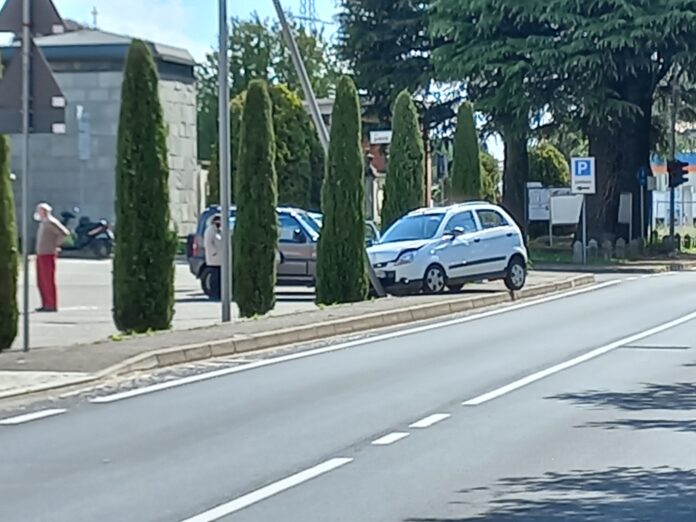 Automobile sbatte contro un palo in via Como a Fenegrò.