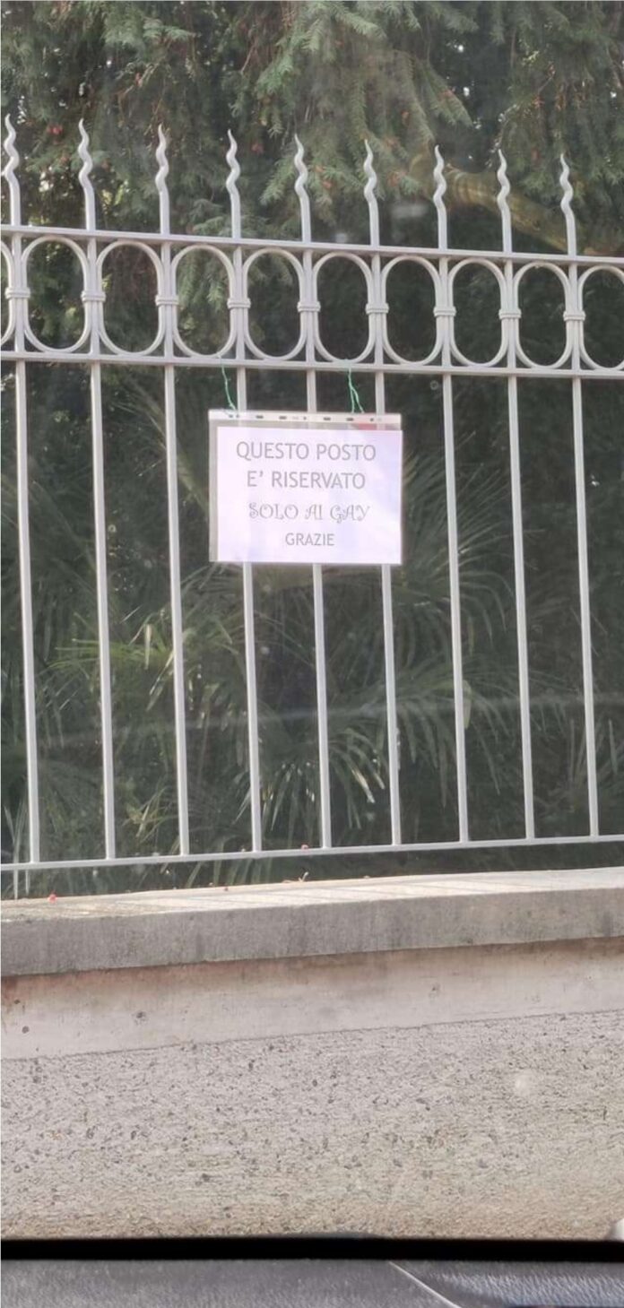 Cartello: "Questo posto è riservato solo ai gay".