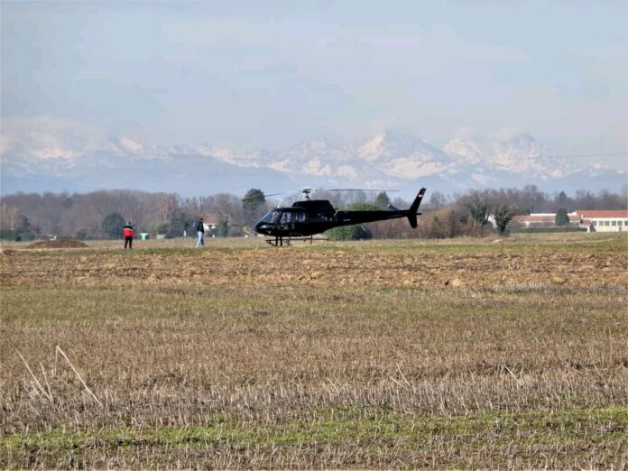 Cirimido. Un vero elicottero al campo di volo amatoriale. Fotografia (C) di Dario Galli