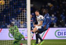 Napoli-Inter 1-1, nerazzurri ancora primi. Napoli - Inter, il pareggio di Dzeko per i milanesi nerazzurri. Foto: Inter.it