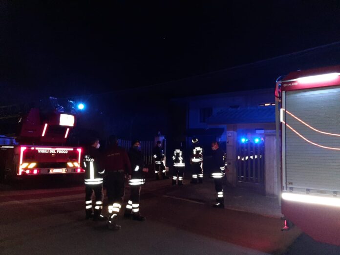 Fenegrò, si incendia una canna fumaria in via Manzoni. Fotografia © di Mario Pagani.