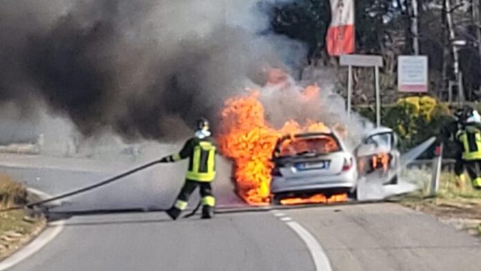 IMG-20220220-WA0004 Fenegrò, incendio distrugge automobile. Fotografia (C) di Mario Pagani