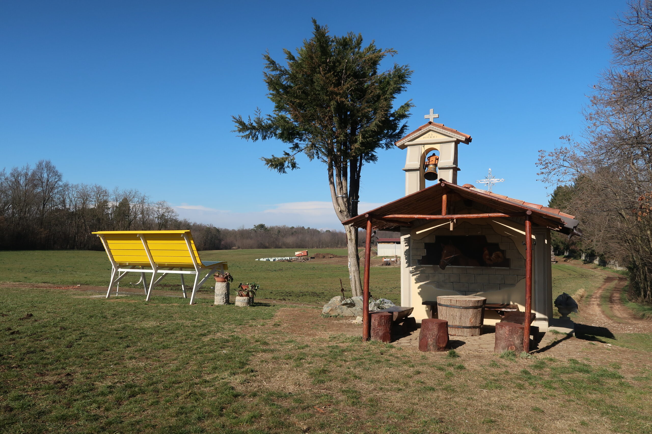 Cappelletta della Madonna di Pompei e panchina gigante alla Cascina Valmorana, Fenegrò. Viste da Sud. Fotografia © di Giancarlo Nicoli.