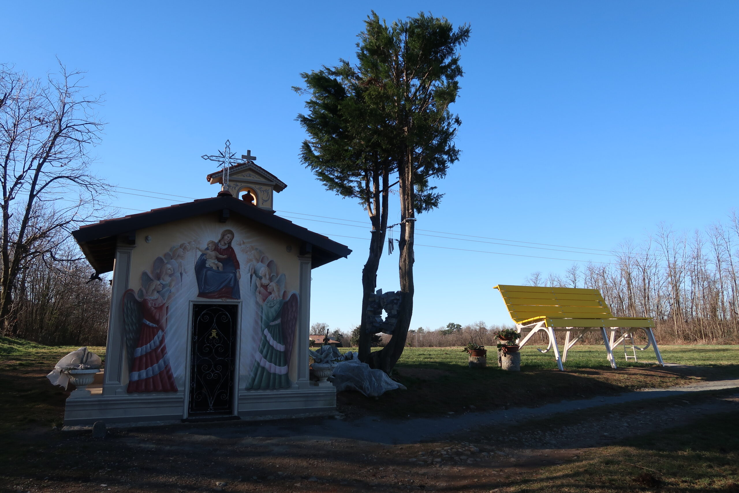 La facciata della cappelletta della Madonna di Pompei e la panchina gigante alla Cascina Valmorana, Fenegrò. Viste da Nord. Fotografia © di Giancarlo Nicoli.