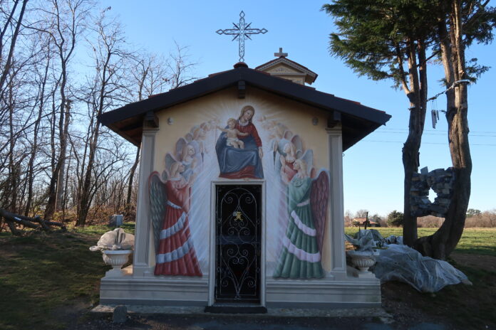La facciata della cappelletta della Madonna di Pompei. Fotografia © di Giancarlo Nicoli.