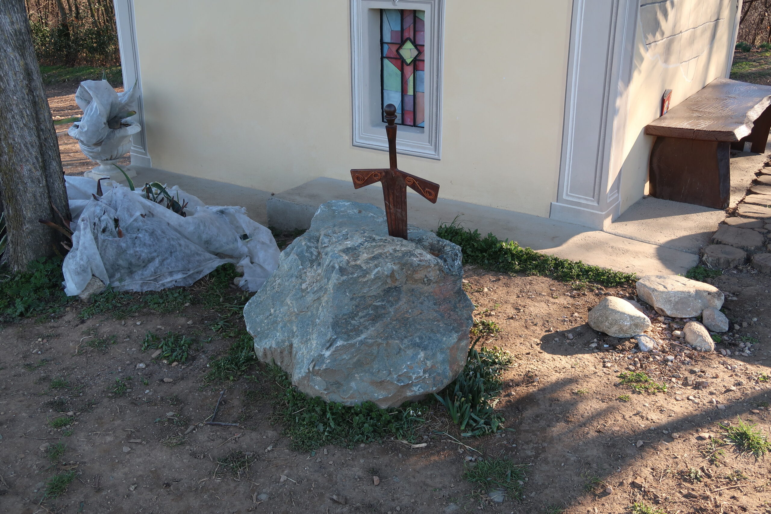 Cappelletta della Madonna di Pompei. La Spada nella Roccia. Fotografia © di Giancarlo Nicoli.