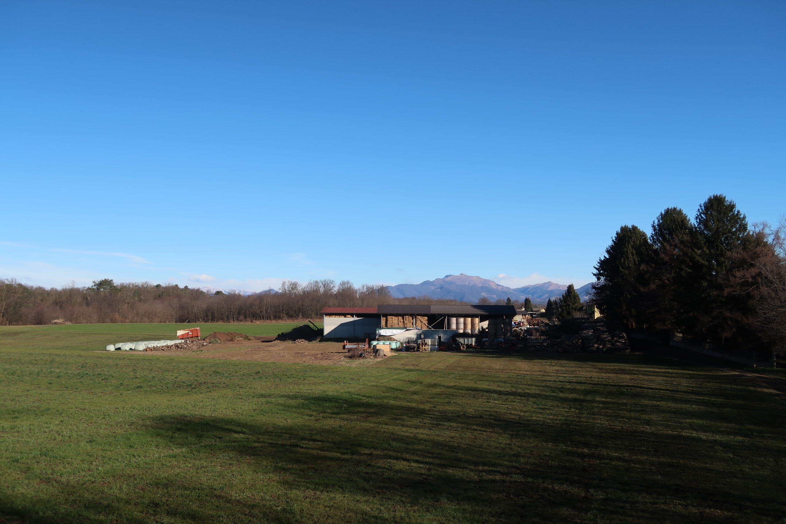 Sulla panchina gigante alla Valmorana. Il panorama verso Nord. Fotografia © di Giancarlo Nicoli.
