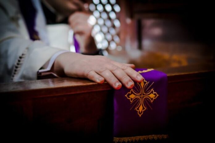 confessione-720x480 Confessione in chiesa. Fotografia di repertorio.